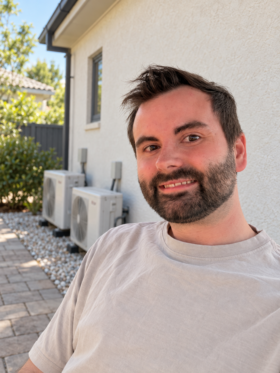Dein Ansprechpartner vor einem Haus mit Klimaanlagen